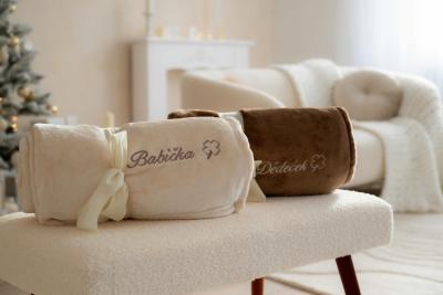 Deka mikroflanel jednobarevná s výšivkou BABIČKA