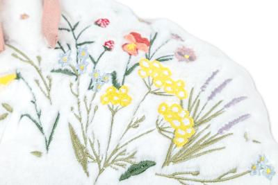 Plyšový polštářek zajíc s bohatou výšivkou, bílý