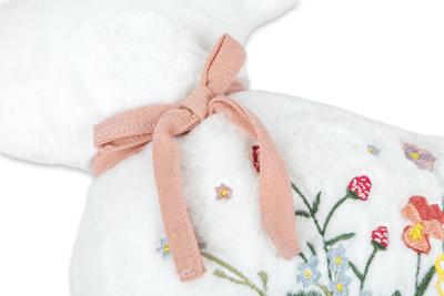 Plyšový polštářek zajíc s bohatou výšivkou, bílý