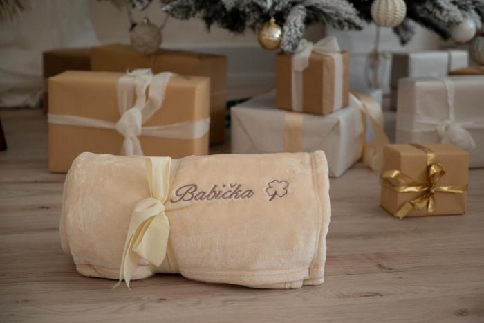 Deka mikroflanel jednobarevná s výšivkou BABIČKA